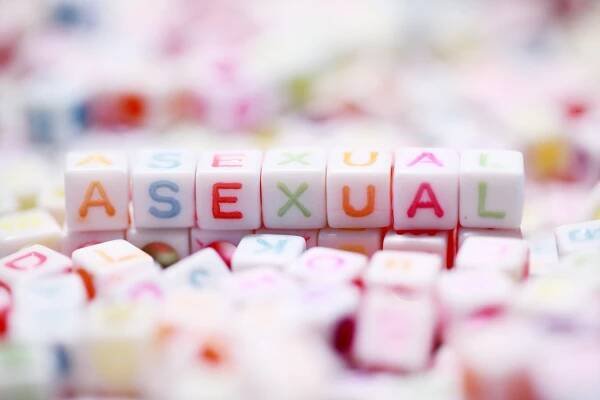 "Lidé mě sexuálně nepřitahují." Kolem asexuality stále panuje hodně nejasností - Sbarvouven