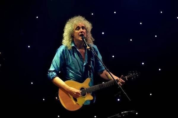 Brian May z Queen prodělal mrtvici, ztratil kontrolu nad svou rukou
