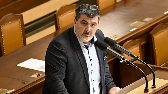 Poslanec ANO pálil rachejtle nad koňmi, vyhrožoval trenérce. Primitiv s IQ idiota, vzkázala