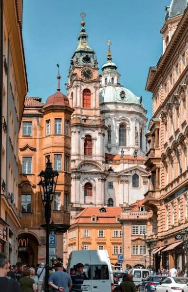 bezplatná Pohled Na Staré Město S Kostelem Svatého Mikuláše V Praze Základová fotografie