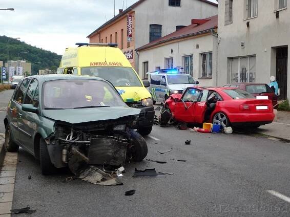 Náchodští hasiči zasahovali u vážné dopravní nehody, jednu osobu do nemocnice musel transportovat vrtulník
