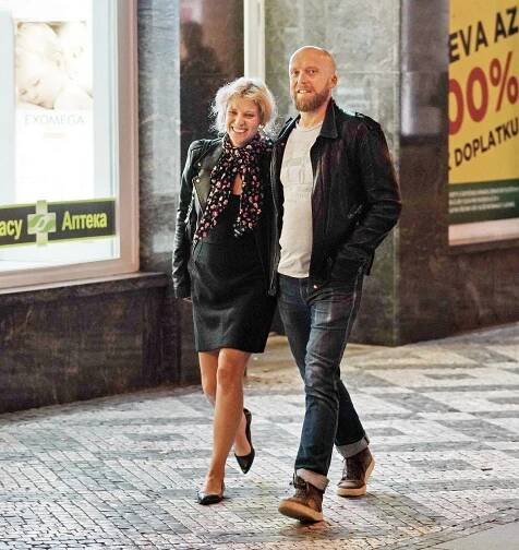 I po čtyřicítce je Jitka Ježková pořád kočka: Takhle jí to seklo po boku manžela
