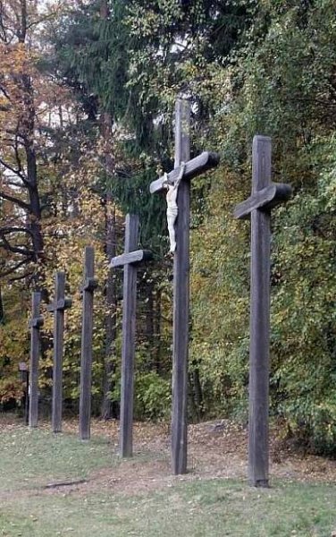 Stávající kříže na místě stojí od roku 1985.