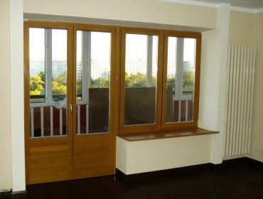 Balkonové dveře (77 fotografií): velikost dřevěných a francouzských konstrukcí na balkóně, jak izolovat skleněnou konstrukci