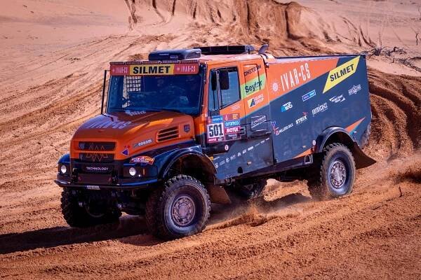 Rallye Dakar 2023: Macíkovi se v náročné 7., maratonské etapě uvolnilo uchycení kabiny