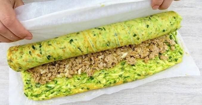 Chutná zdravá cuketová roláda s mletým masem po které nepřiberete recept