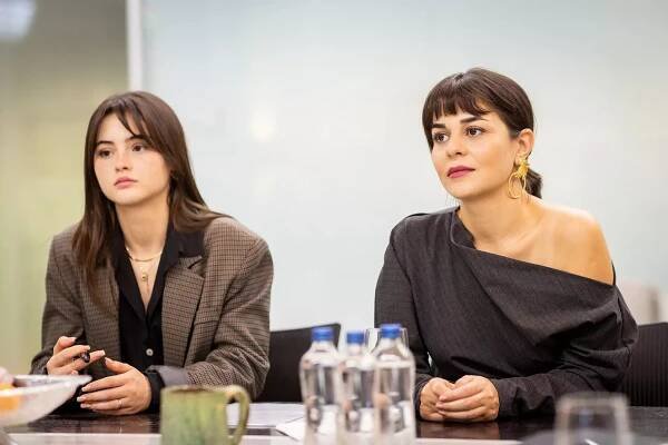 Adım Farah - Ortalık Çok Karışacak - Z filmu - Derya Pınar Ak, Burcu Türünz