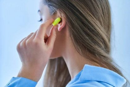Proč je důležité používat špunty do uší?