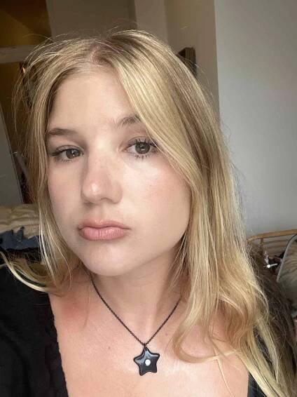 Byrdie editor selfie