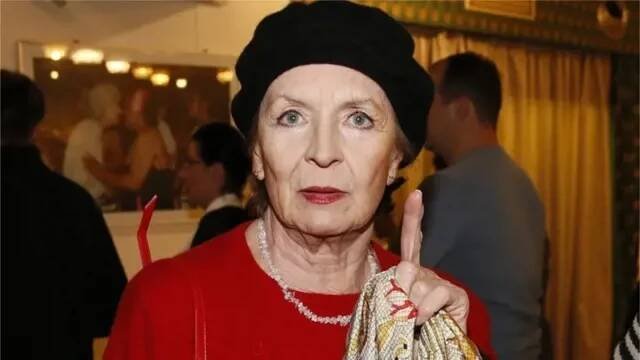 Jedním ze slavných mužů, se kterými Evelýna randila, byl i slavný český zpěvák a zlatý slavík, Karel Gott. Evelýna a Karel se ale neseznámili v divadle nebo na nějaké akci, jak by se mohlo zdát.