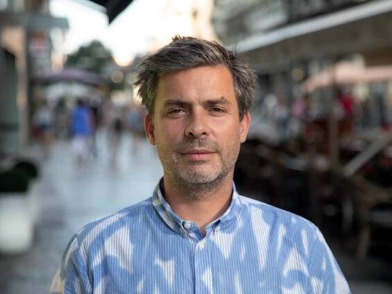 Ondřej Klíma vybral pro projekt karlínského plotu uznávané fotografy a umělce, jako je Alžběta Jungrová, Pavel Brázda nebo Jan Miko. 