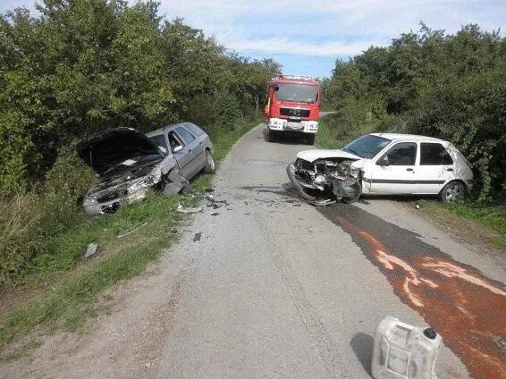 Při čelní srážce dvou aut ve Strážnici se zranili tři lidé