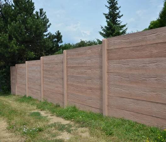 Betonová plotová deska: oboustranný reliéf DŘEVO | Beton E-shop