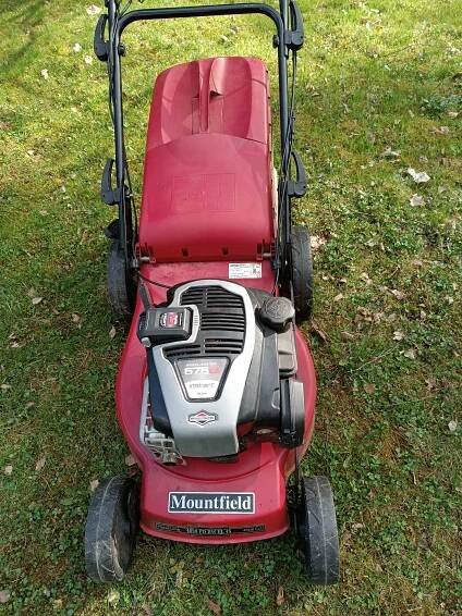 Prodám benzínovou sekačku Mountfield NTL 484 W TR/E s pojezdem a elektrickým startérem.Sekačka je zcela funkční a v dobrém stavu.Vhodná pro toho,kdo nechce nebo nemůže startovat šňůrou.Sekačka se startuje tlačítkem jako auto,vhodná pro starší osoby nebo ženy.Zánovní nabroušený nůž,vyměněný olej,nový filtr a svíčka. Cena 3250 Kč - InzerceTrinec.cz