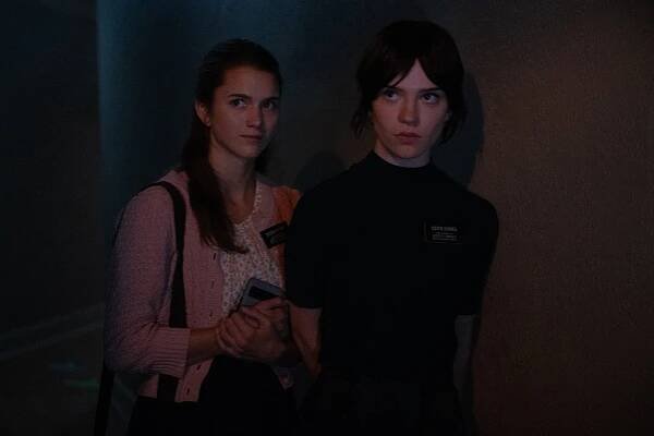 Chloe East, Sophie Thatcher - Heretik - Z filmu
