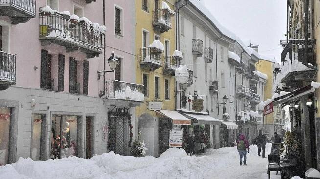 Sníh odřízl v italském údolí deset tisíc turistů