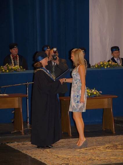 Gratulace a předání diplomu od Dr. Hunčové