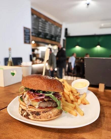 Kde si dáš v Bratislave najlepší burger? Zostavili sme pre teba top 10!