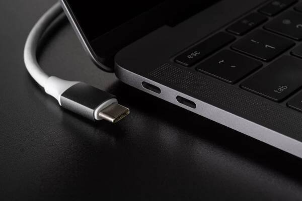 Potenciálne hrozby cez nabíjačky USB-C a powerbanky