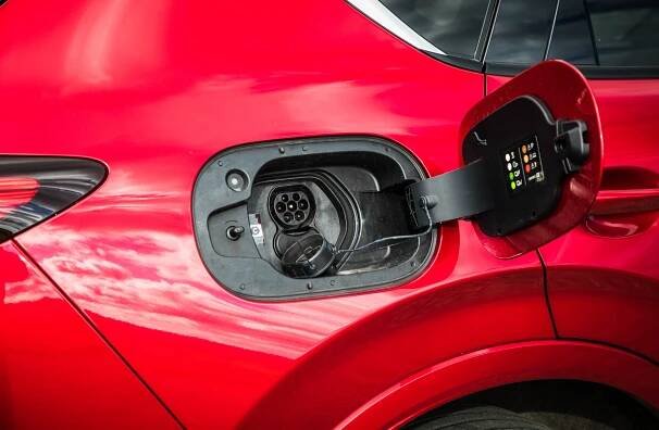 CX-60 je nejsilnější Mazdou všech dob. Plug-in hybridní SUV je krásné i rychlé, ale není dokonalé