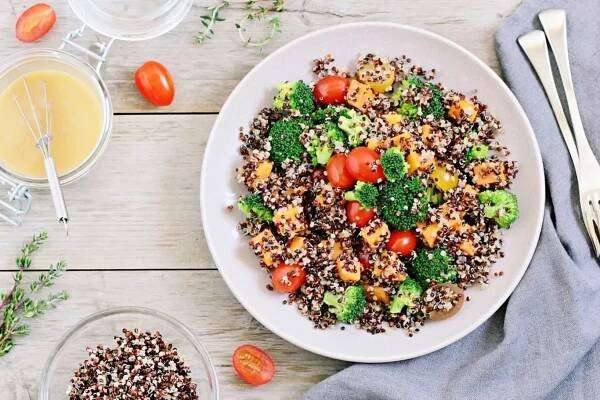 Salát, ale i pudink. Quinoa je superhrdina, chutná a prospívá zdraví.