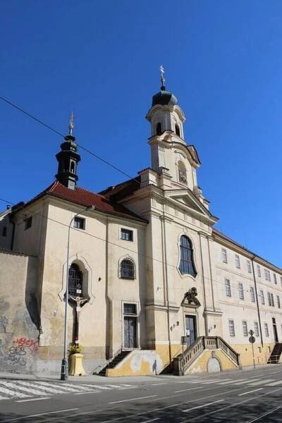 Nemocnice prosí o pomoc, chybí jí personál