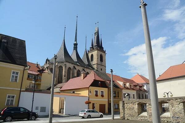Sloupy s figurami zvířat před galerií Benedikta Rejta v Lounech