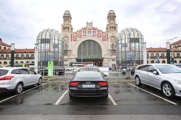 Foto: Do nových parkovišť u Václavského náměstí dá radnice miliony. Míst je přitom dost