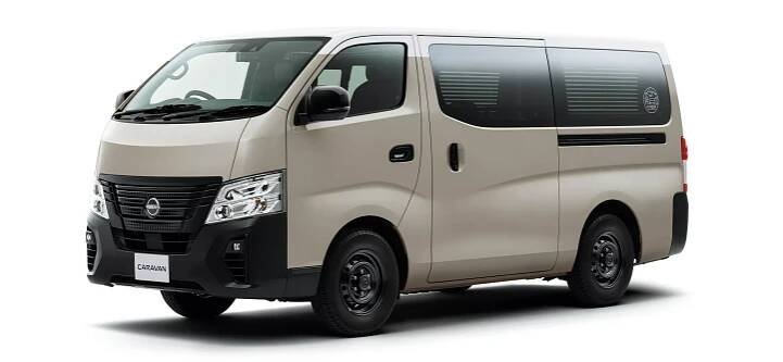 Nissan předělal tuctovou dodávku Caravan na pojízdný hotelový pokoj vonící dřevem. Živí ho bývalé elektromobily