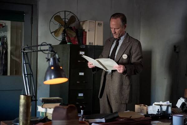 Manhattan - Záskok - Z filmu - John Benjamin Hickey