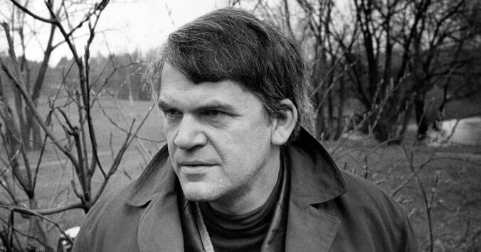 Novákova kniha ukazuje, že Kundera zvrácené myšlence komunismu věřil do posledních chvil, říká Vitvar z Respektu