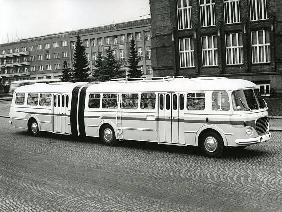Za socialismu převezla celé Československo. Design Škody 706 RTO záviděl i Západ