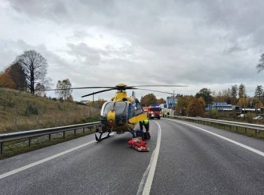 Nehoda kamionu a osobního vozu uzavřela silnici I/14 v Kunraticích