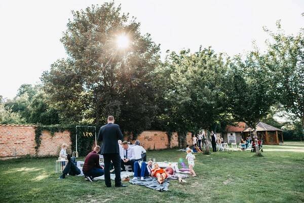 Lucka a Marek a veselka na Charvátově statku v Zápech - Svatební fotograf | Martina Konečná