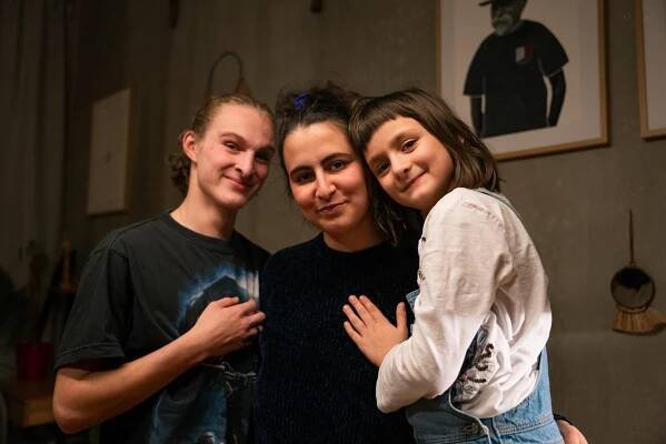 Díky, že (ne)můžem: Alena Mihulová, Eliška Podzimková, FilipTitlbach a další osobnosti v sérii videí vedou rodinnou debatu