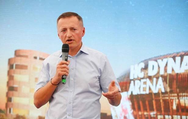 Dědek cinká měšcem pro stavbu nové arény. Na závodišti. Pozemky ale patří městu