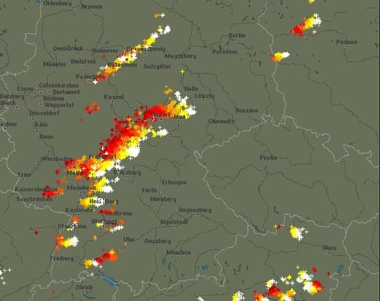 Obr. 1: Blesková činnost nad střední Evropou v 15:25. Zdroj: Blitzortung.org