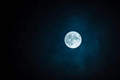 Zatmění Měsíce bude nejdelší za sto let. Češi jej mohou na obloze sledovat už dnes