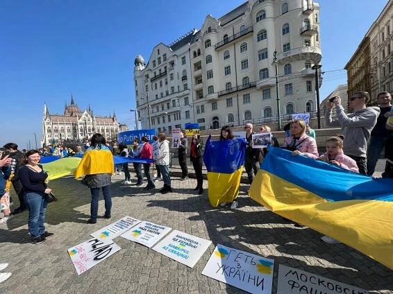 Demonstranti v Budapešti podpořili Ukrajinu. Orbánovi vyčítají neúčast
