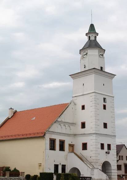 Soubor:Olbramovice, náměstí, radnice (2020-06-17; 01).jpg – Wikipedie