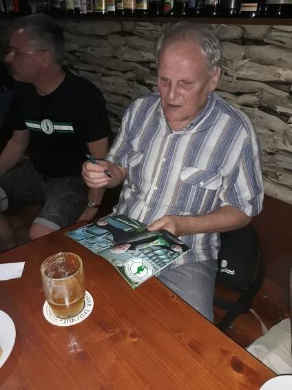 Pan Vejvoda se podepisuje na plakát