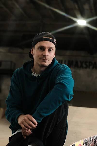 „Jezdit jsem začal na památníku Koněva a první triky jsem studoval z VHSky. Mým snem je teď uspět na olympiádě,“ říká přední český skateboardista Maxim Habanec