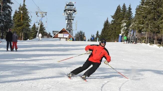 Šumavu zasypal sníh a hlásí ideální podmínky: Lyžaři i běžkaři si zajezdí všude