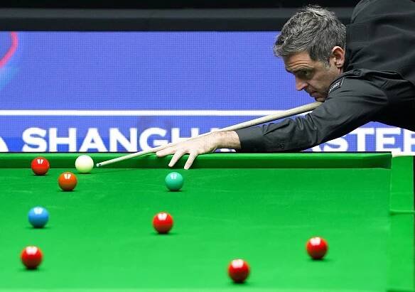 Ronnie O'Sullivan playing snooker at the Shanghai Masters.
