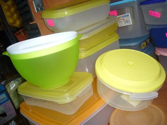 Plastové nádobí (34 fotografií): popis opakovaně použitelných plastových misek pro potraviny, zejména sad Tupperware a dalších
