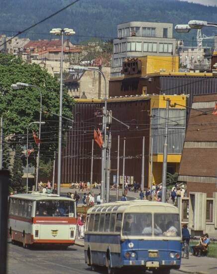  třída 1. máje s obchodním domem Ještěd a Domem kultury, Miloslav Kalík, cca 1987 (archiv SM Liberec)