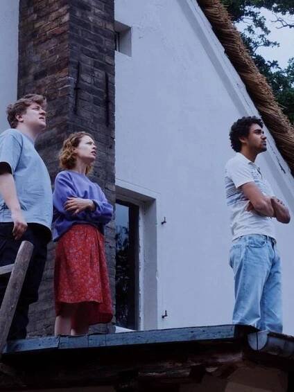 In der Filmszene aus dem "Roter Himmel" stehen die vier Hauptdarsteller auf einem Hausdach und schauen in den Himmel.