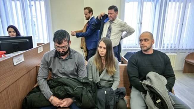 Policista se přiznal k napadení dívek před klubem na Smíchově. S obžalobou ale nesouhlasí