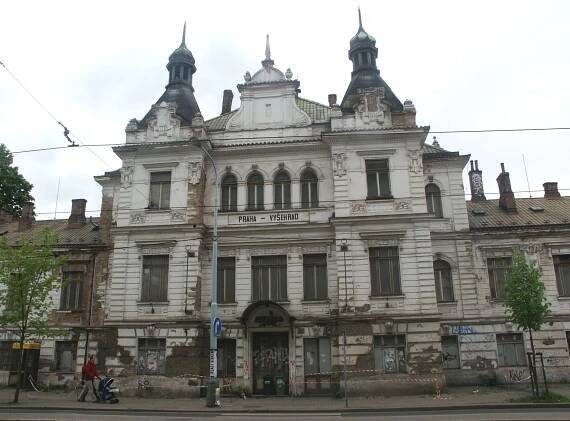 Karel Novák: Lev, nádraží Praha Vyšehrad, Svobodova čp. 86/2