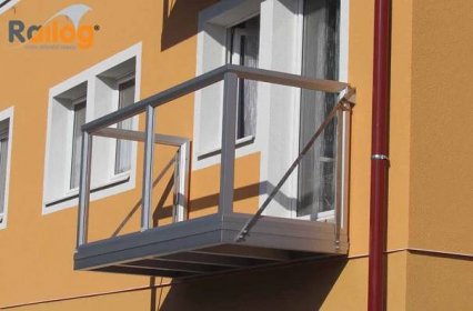 Ukázka kotvení hliníkového závěsného balkónu RAILOG® - před zasklením výplně zábradlí